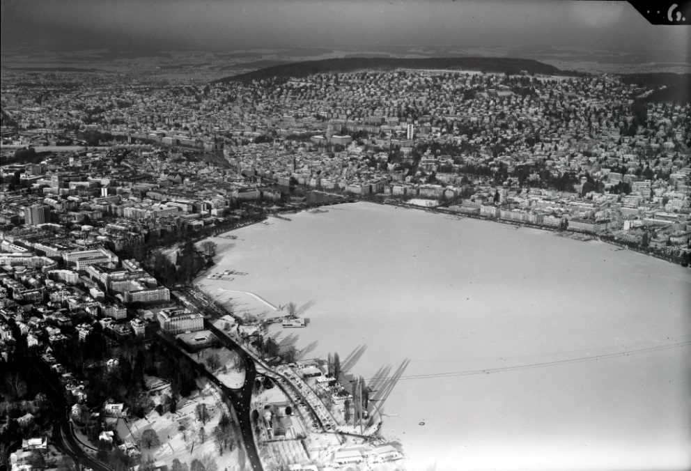 Vor 60 Jahren letzter massiver Eiswinter in der Schweiz mit Seegfrörni. Mitte Januar 1963 begann der Zürichsee zuzufrieren. Am 1. Februar Freigabe der Eisfläche für die Bevölkerung. Begehbar bis am 7. März 1963, wie #MeteoSchweiz im #Klima Blog schreibt.
bit.ly/3IQ792S