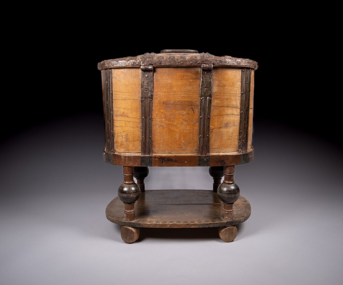 HarAntiques's tweet photo. An exceptional late 18th century Swedish bentwood pine and iron strong box and stand, complete with original key and working lock. 🗝️#antiques #swedish #interiordecor #antiquefurniture 

https://t.co/miiThlSP4d https://t.co/9e2JKQ6Vwf