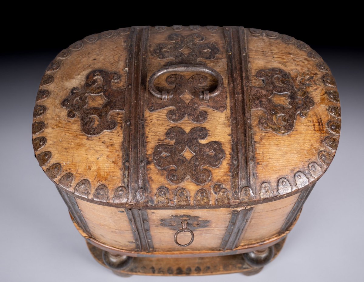 HarAntiques's tweet photo. An exceptional late 18th century Swedish bentwood pine and iron strong box and stand, complete with original key and working lock. 🗝️#antiques #swedish #interiordecor #antiquefurniture 

https://t.co/miiThlSP4d https://t.co/9e2JKQ6Vwf