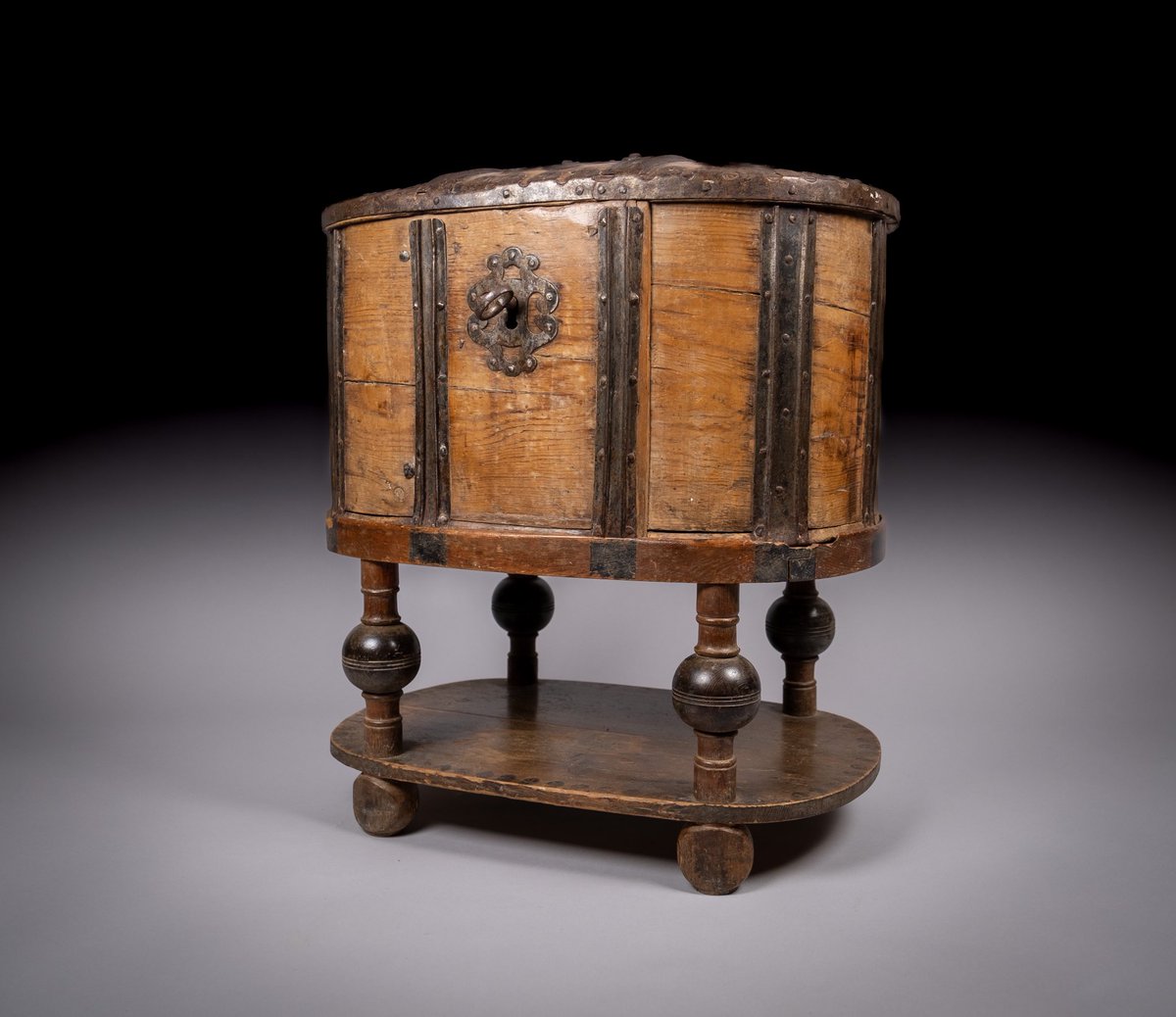 HarAntiques's tweet photo. An exceptional late 18th century Swedish bentwood pine and iron strong box and stand, complete with original key and working lock. 🗝️#antiques #swedish #interiordecor #antiquefurniture 

https://t.co/miiThlSP4d https://t.co/9e2JKQ6Vwf