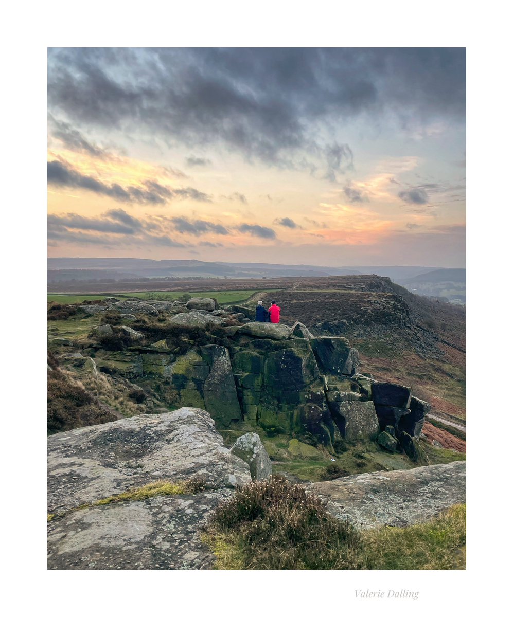 Watching the sunrise at Curbar is all I need, what about you?
#MondayMotivation #PeakDistrict 
#peakdistrictnationalpark 
#peakdistrictproud #iphonephotography