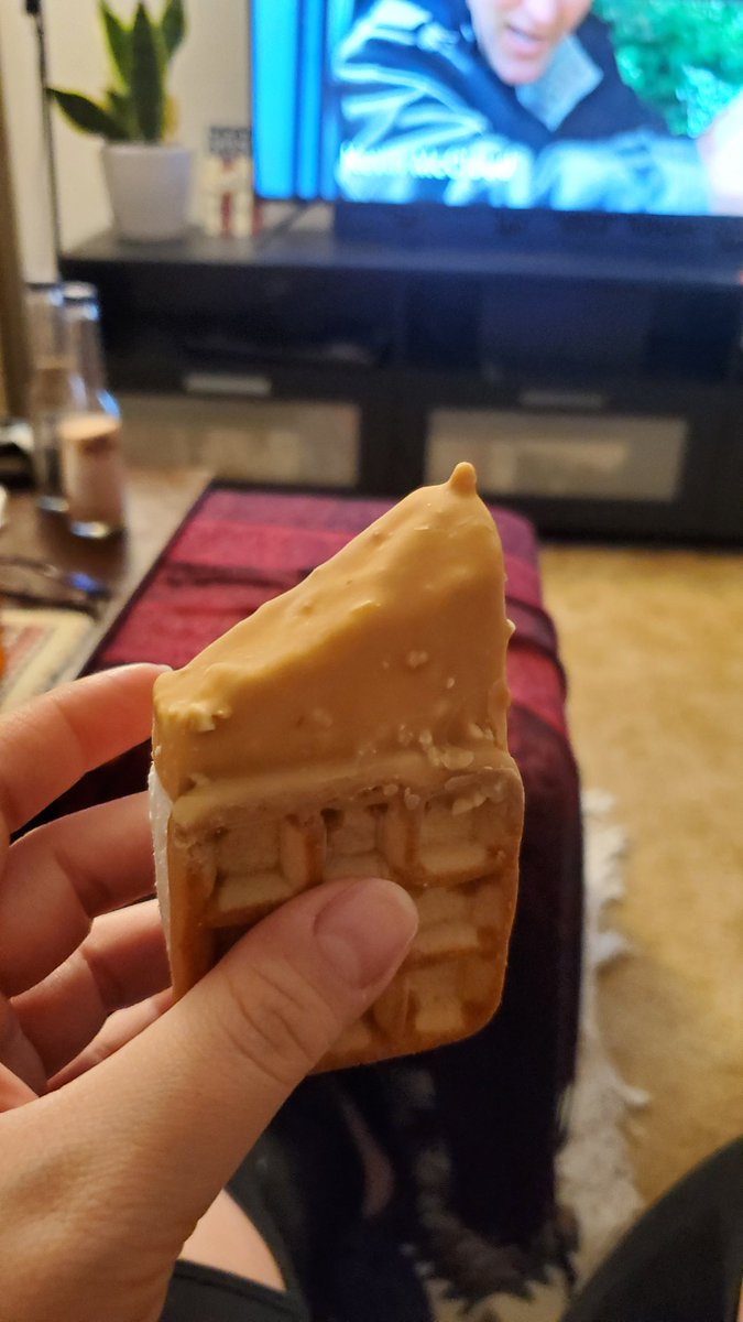 DaniUndeadx's tweet photo. This waffle flavor is excellent, so it's truly a tragedy that half my @maxibonaus is missing. #justluckyiguess #minibon https://t.co/rmdf2woo9P