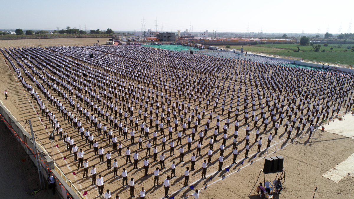 #RSSGujarat गुजरात के सीमावर्ती जिले थराद में रा.स्व.संघ द्वारा जिला एकत्रीकरण का आयोजन किया गया. लक्ष्यवेध 5124 नामक इस एकत्रीकरण में 5200 से अधिक स्वयंसेवको ने हिस्सा लिया. इस अवसर पर प्रातः 8 बजे नगर में एक विशाल पथसंचलन निकला गया.