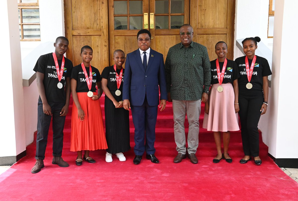 YasTanzania_'s tweet photo. @Nnauye_Nape Wanafunzi hawa walihudhuria mafunzo ya kuunda roboti kuanzia Machi 2022 kupitia Apps and Girls, inayofadhiliwa na Tigo.
Tanzania imeshinda.
@appsandgirls
#letsgrowtogether
#techisfemale
#AxianFoundation https://t.co/Vm26RwB2UM