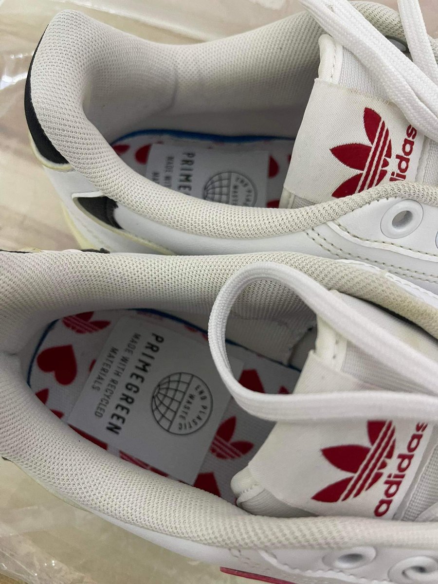 _nriq's tweet photo. Hello oomfies, baka may gusto bumili!

Adidas Originals NY 90 ‘Heart Logo’ — Size 10.5 US

Price: ₱3000

With box, used twice.

RFS: Emergency (for school)

Please spread the word!! 🫶🏻🤍 https://t.co/kDaSfwp3o5