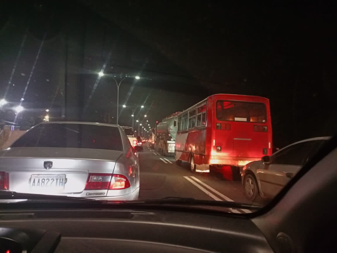 TortoleroFM's tweet photo. A esta hora 6;15 am bastante cola en el sobre ancho antes de llegar a la UNIMET https://t.co/zJMf47wbZW