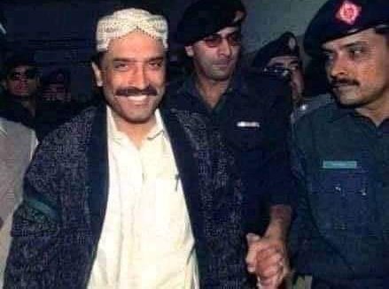 RazaDharijo's tweet photo. Tum Rotay rahy melon main,
Hum hanstay rahay Jailo'n main,
Hamari qurbaniyo'n ka zikr na kar, Tera waqt guzra hay khelo'n main. https://t.co/u7AlYwqTn9