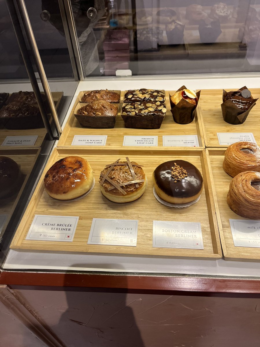 imAries14's tweet photo. Sweettooth😛
#macaroons #Italian #Italy #pattiserie #CandyLove #cakes #muffins https://t.co/DwMB0sGZQ9
