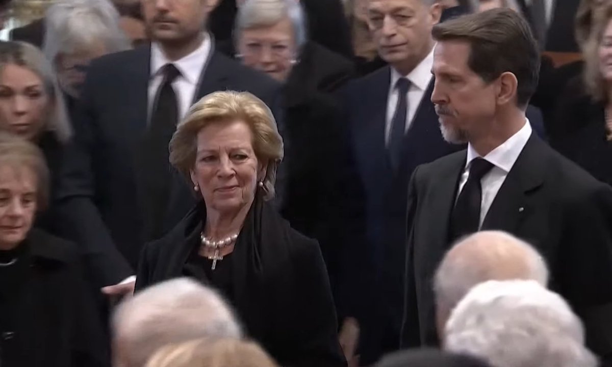 okmaggr's tweet photo. Η Άννα Μαρία αποχαιρετά τον τέως βασιλιά Κωνσταντίνο 

#κηδεια_τεως #τεως #Okmag https://t.co/nDvwHZkWzK