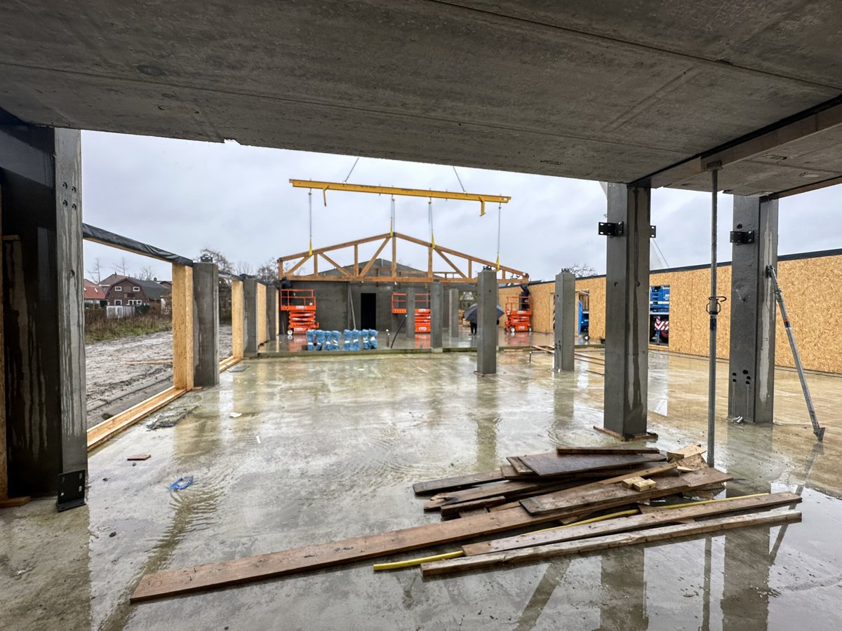 Zojuist het eerste spant geplaatst op nieuwbouw <a href="/Nh1816/">Nh1816 Verzekeringen</a> Verzekeringen; veel regen en … koud… Nu nog 71 te gaan 💪