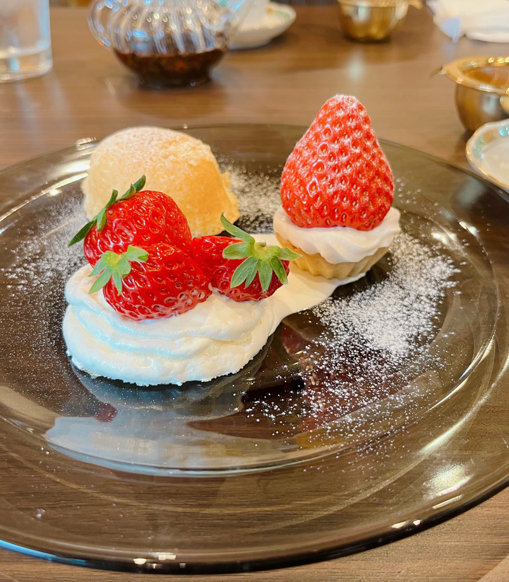 shonan_holic's tweet photo. 昨日は、久しぶりに北鎌倉のgrandkさんを訪問。
甘い苺のデザートとブルーベリーティーをいただきつつ、まったりと楽しい時間を過ごせました🍓

メニューからパフェがなくなっていて、ちょっと悲しい…😢

#grandk  #北鎌倉 https://t.co/7337HraBc8