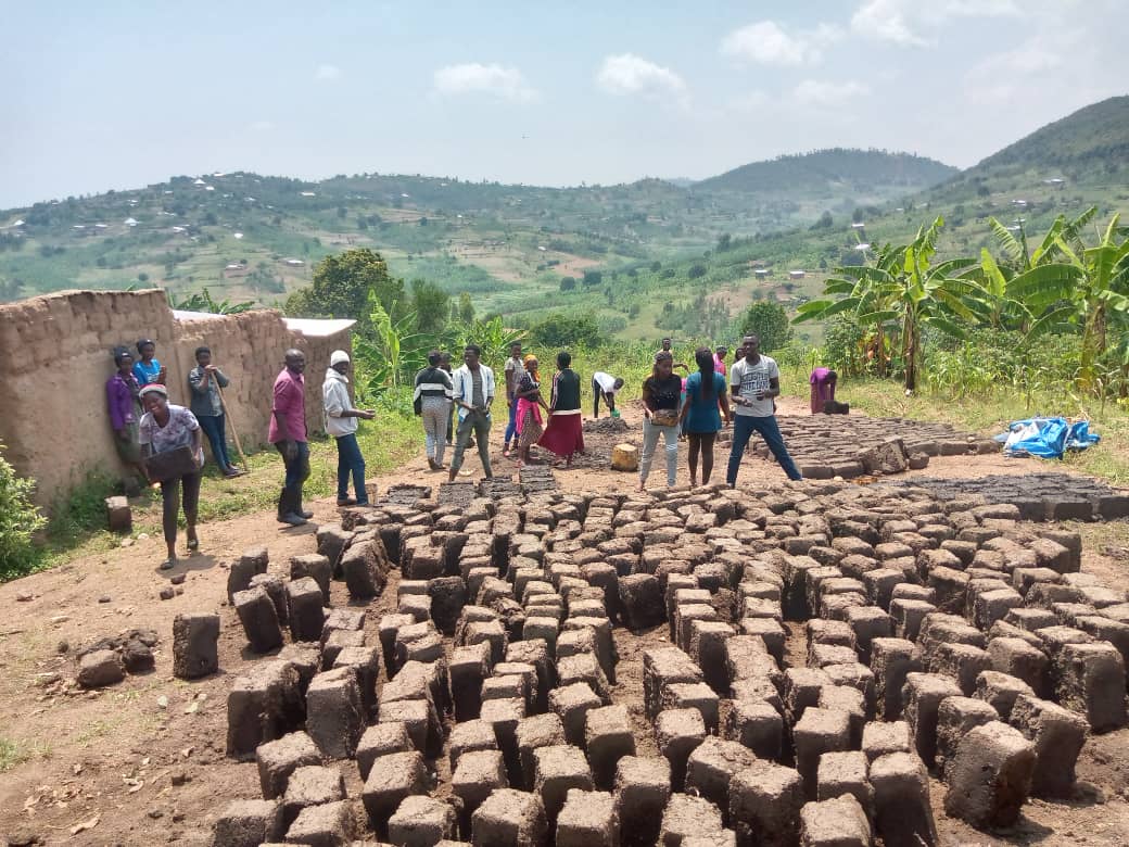 Inkomezabigwi22's tweet photo. #Kamonyi intore ziri kurugerero zikomeje ibikorwa byo guhangana n'ibibazo bibangamiye imibereho myiza y'abaturage hirya no hino mu mirenge bubakira amacumbi abatari bayafite #kukouRwanda rukwiye ibyiza @Kamonyi @RwandaSouth @Unity_MemoryRw @RwandaLocalGov https://t.co/8Y7vp0pGcT