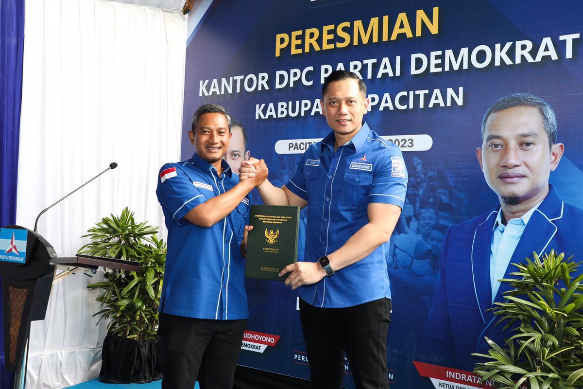 AgusYudhoyono's tweet photo. Kemarin saya &amp; jajaran pengurus DPP @PDemokrat meresmikan Kantor DPC Pacitan. Semoga dgn rumah perjuangan baru ini bisa memberikan semangat yg baru utk terus berjuang bersama2. Jadikan rumah ini sbg ruang interaksi yg baik bagi seluruh elemen masyarakat. https://t.co/SPCNdditgT