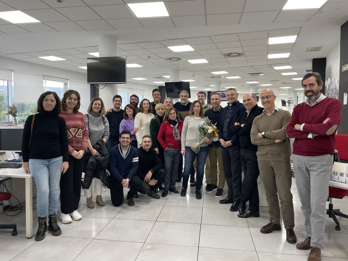 laplumilla's tweet photo. Hoy se va por la puerta grande @encarnafreire. La redacción de @abcdesevilla pierde uno de sus mejores activos. Suerte compañera #periodismo #compañera #missyou https://t.co/b72cn2MWWe