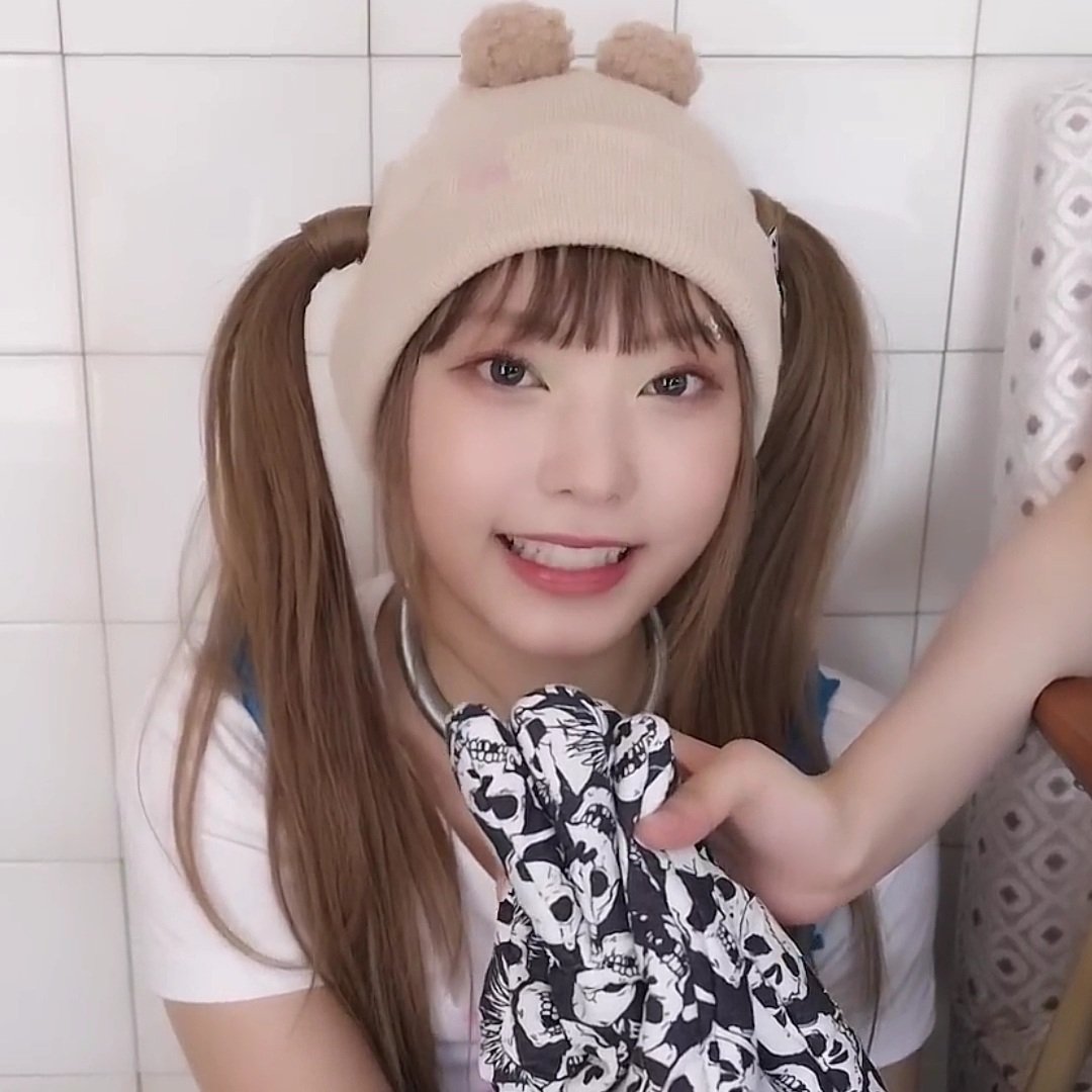 haerinfeed's tweet photo. she's so cute look at her
#HAERIN #해린 https://t.co/Qrg74hSy0Y