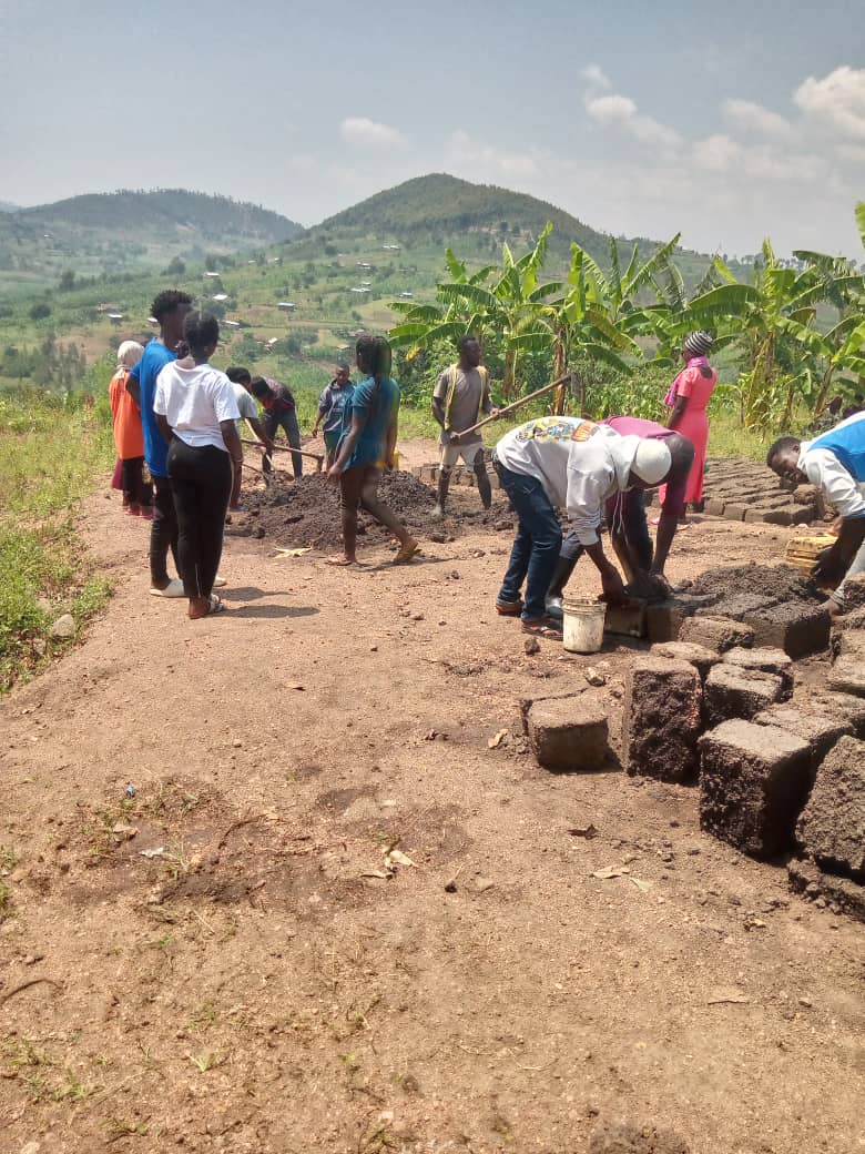 Inkomezabigwi22's tweet photo. #Kamonyi intore ziri kurugerero zikomeje ibikorwa byo guhangana n'ibibazo bibangamiye imibereho myiza y'abaturage hirya no hino mu mirenge bubakira amacumbi abatari bayafite #kukouRwanda rukwiye ibyiza @Kamonyi @RwandaSouth @Unity_MemoryRw @RwandaLocalGov https://t.co/8Y7vp0pGcT
