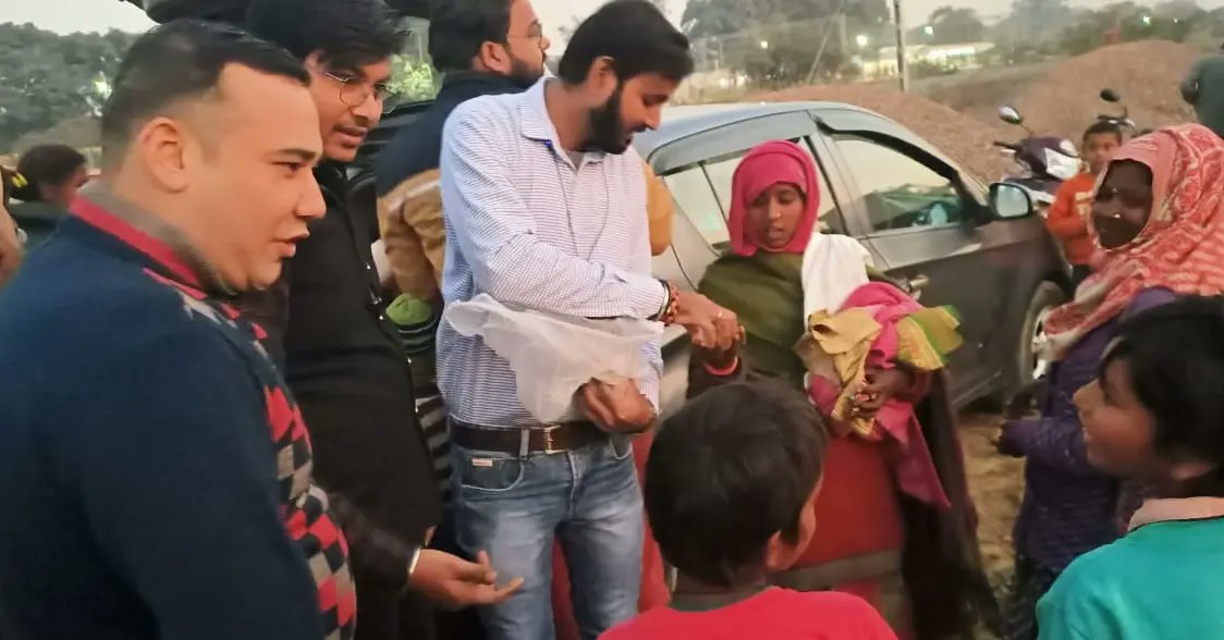MaababaFound's tweet photo. माँ बाबा फाउंडेशन टीम जरूरतमंद लोगो के बीच पहुँची टीम ने  20 परिवार को कम्बल कपड़े, बिस्कुट बितरण करे है अनेक सामग्री बितरण की है जिसमे अध्यक्ष शिवम शर्मा हनी सहित , अक्षय,पायल, आशु, प्रिंस, जूही😊👍 https://t.co/6Ispjq4Rla