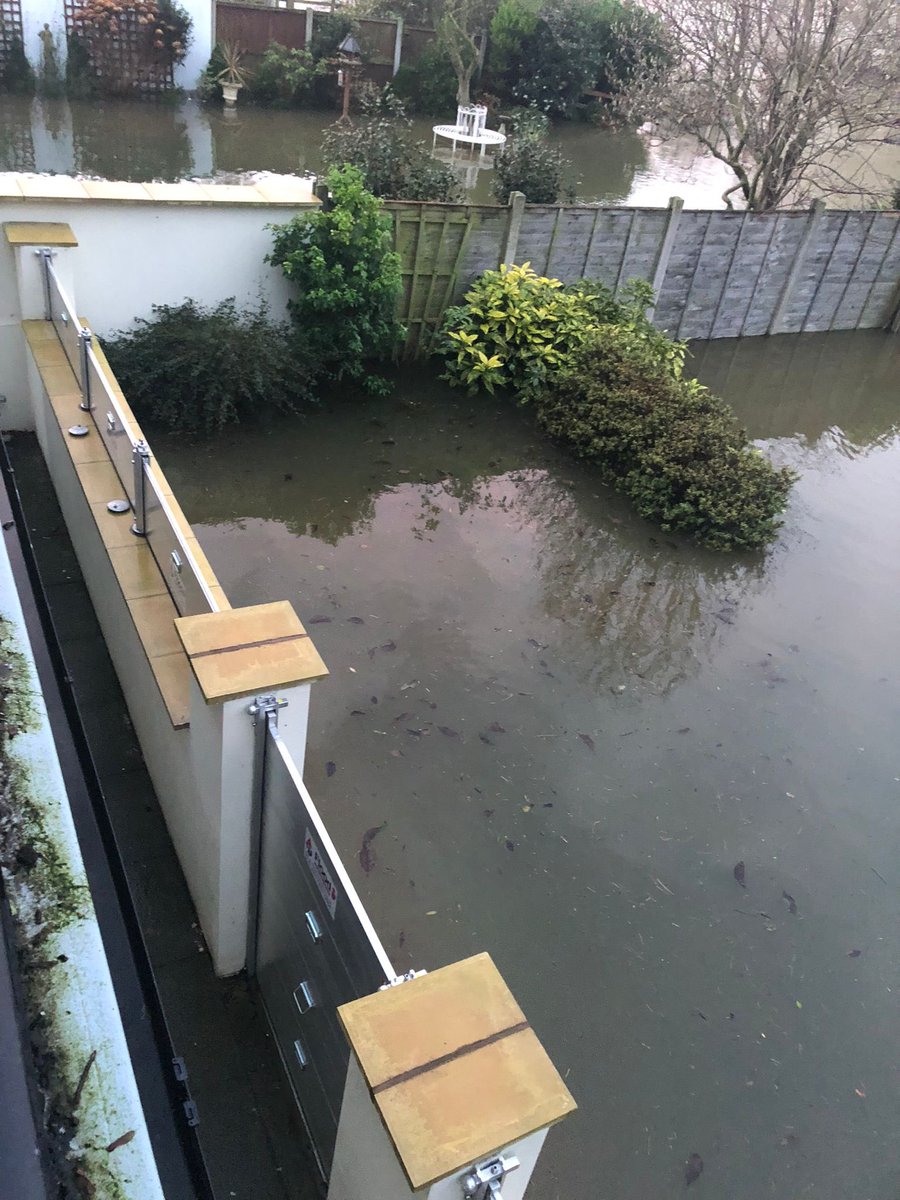 FloodTechFred's tweet photo. Sent to us by a customer this morning on the river Severn. Nautilus 400 holding the flood water back at 1200mm high. https://t.co/rBtY20NHGc