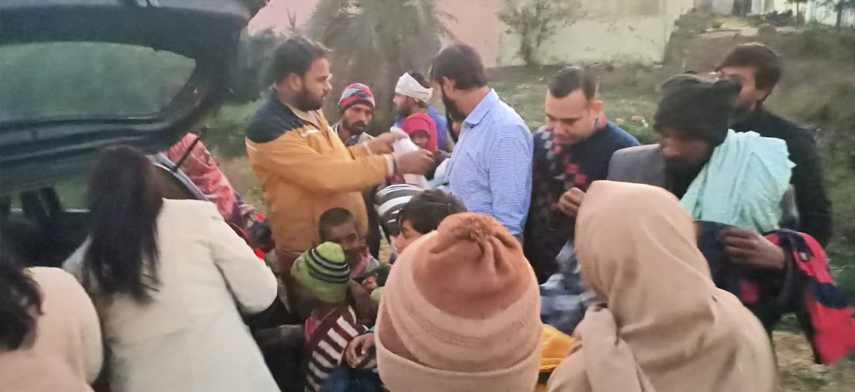 MaababaFound's tweet photo. माँ बाबा फाउंडेशन टीम जरूरतमंद लोगो के बीच पहुँची टीम ने  20 परिवार को कम्बल कपड़े, बिस्कुट बितरण करे है अनेक सामग्री बितरण की है जिसमे अध्यक्ष शिवम शर्मा हनी सहित , अक्षय,पायल, आशु, प्रिंस, जूही😊👍 https://t.co/6Ispjq4Rla