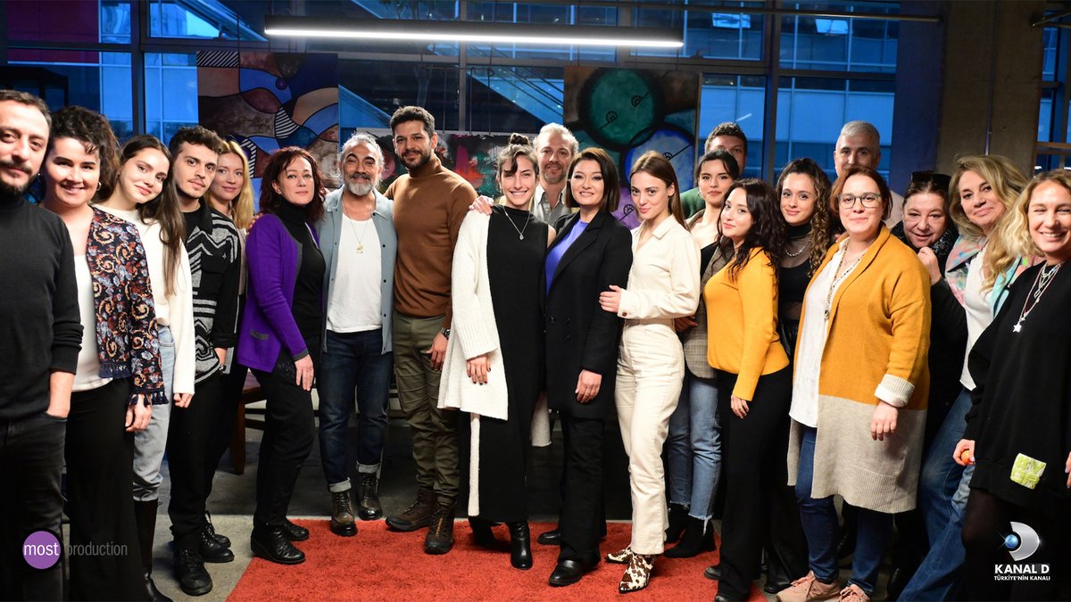 KANAL D ‘DE YAYINLANACAK İDDALI DİZİMİZ VEDA MEKTUBU’NUN BAŞROL OYUNCULARI OKUMA PROVASINDA BİR ARAYA GELDİ.

Yapımını Most Production’ın, yapımcılığını Gül Oğuz’un üstlendiği Kanal D’nin hazırlıklarına devam ettiği yeni dizimiz “Veda Mektubu”nun dikkat çeken iddialı kadrosu