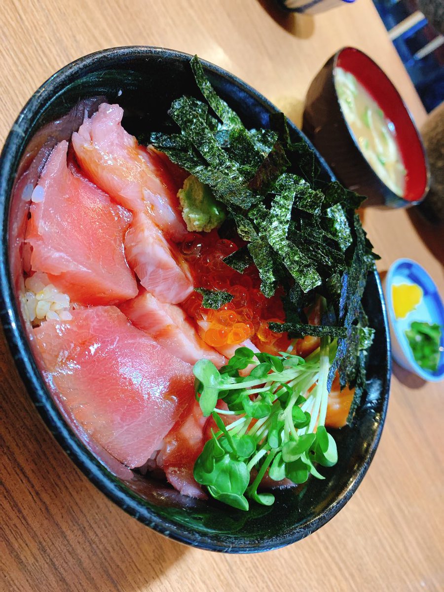 ikeda_noaka's tweet photo. 教員時代の友人と飯。

久々に会って痩せたかと思えば
今は休職中らしい。
保護者からの度���なるクレームにストレスを抱え
5キロも体重が落ちてしまったらしい。

せめてもの気持ちと思い海鮮丼をごちそうした。
たくさん食ってゆっくり休んで
また出かけに行こうとすぐに約束を取り付けた。 https://t.co/F6xeod884a