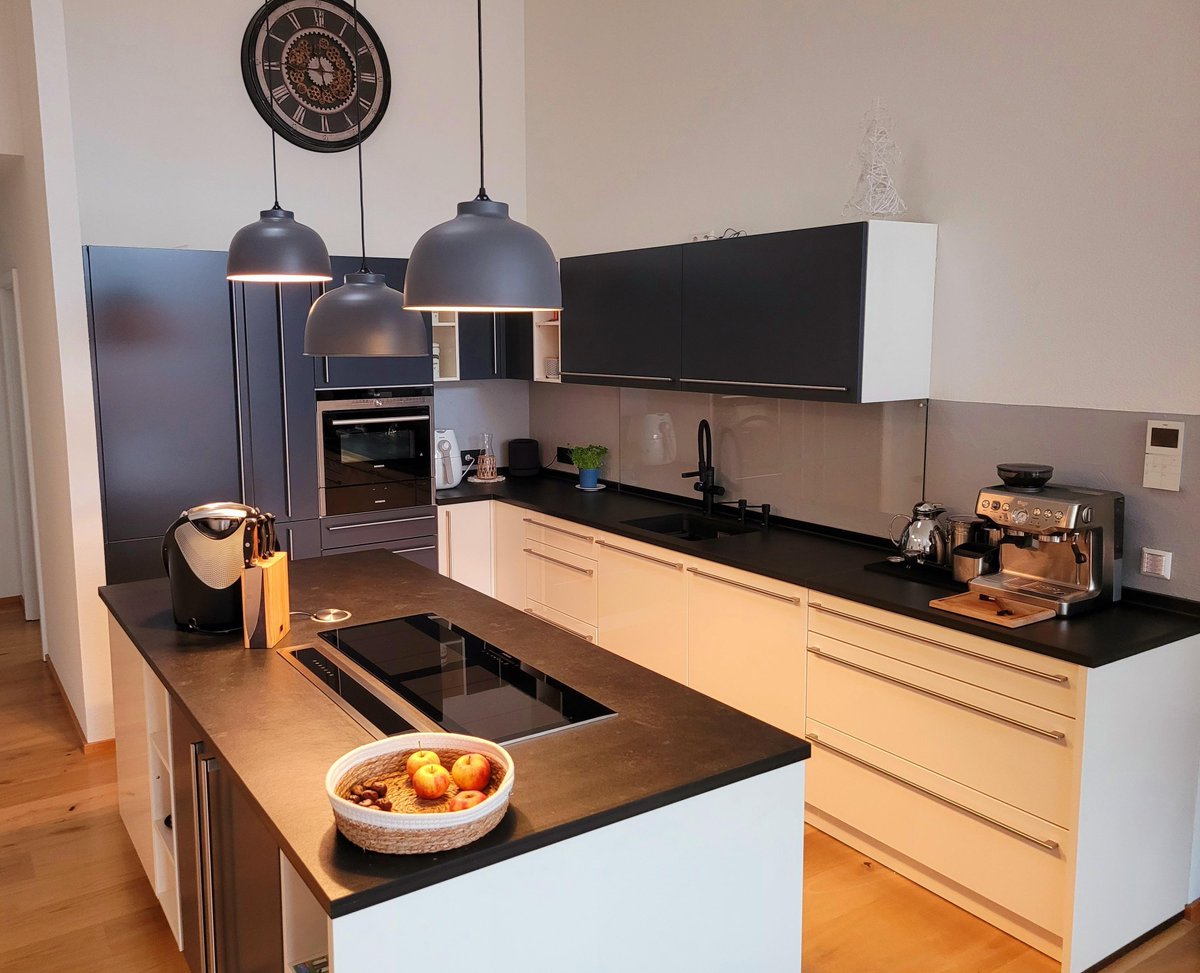 Küchenrenovierung mit Schieferarbeitsplatte
Mehr lesen: schiefer-direkt.de/schieferblog/3…
#küchenarbeitsplatte #schiefer #schieferarbeitsplatte #küchenrenovierung #arbeitsplatte #küchendesign #küche #küchenstudio