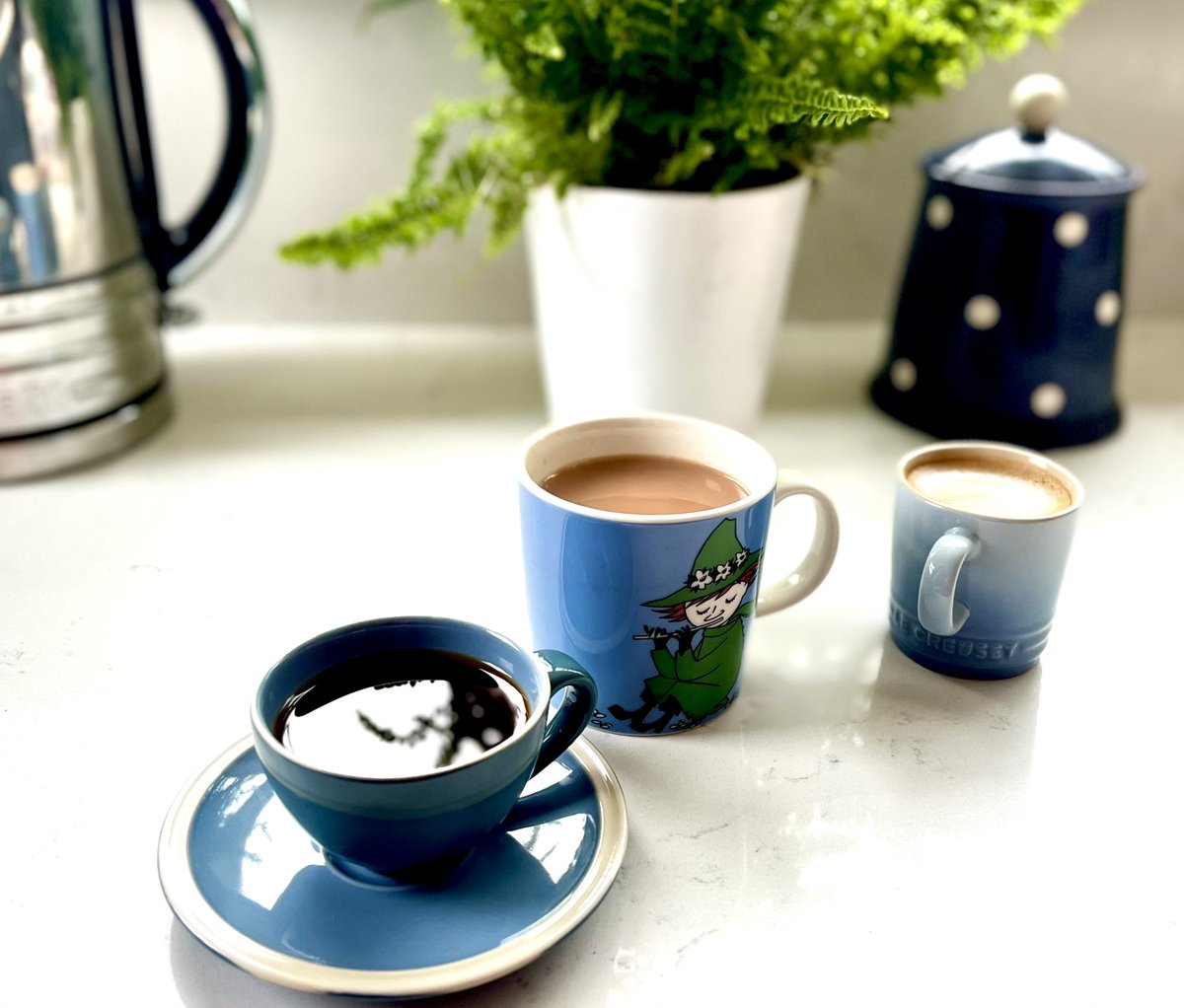 ukhrhub's tweet photo. May your #BlueMonday be filled with cups of coffee and mugs of tea. #MondayMotivation https://t.co/fo2bJeRQCi