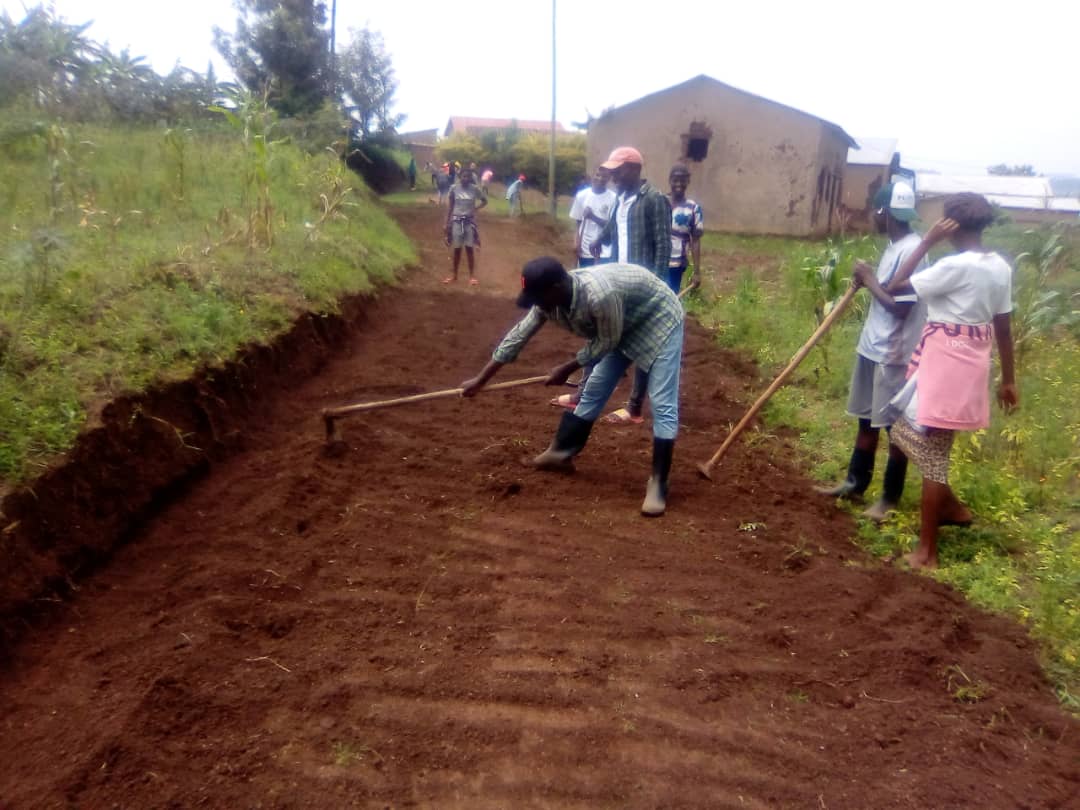 Inkomezabigwi22's tweet photo. #Kamonyi, Umurenge wa #Karama intore ziri kurugerero zirimo guhanga umuhanda wumugenderano mu mudugudu wa #Ngoma kugirango hanozwe igishushanyo mboneza miturire @Kamonyi @Unity_MemoryRw @RwandaSouth @RwandaLocalGov https://t.co/GjvN6GTWUz