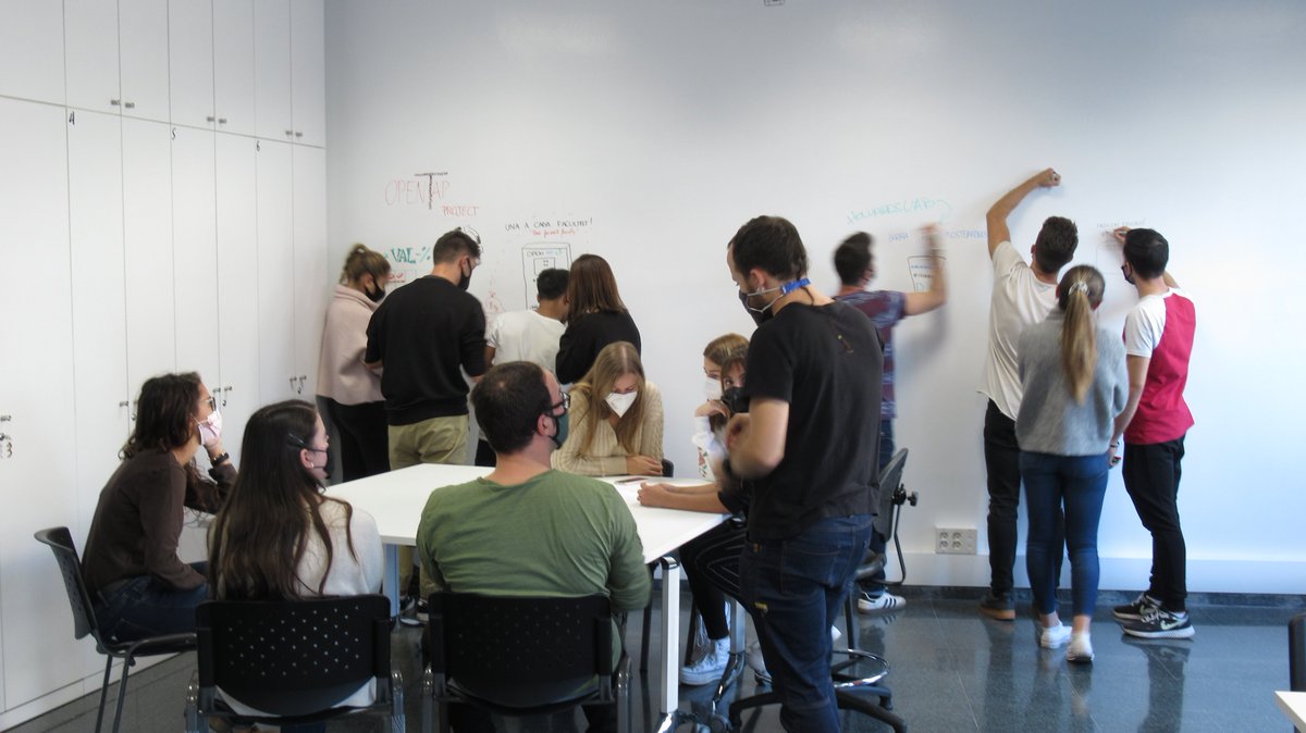PRUAB's tweet photo. Amb l’objectiu d’avançar cap a la transformació dels residus en recursos, els @UABOpenLabs han donat suport a tirar endavant diferents projectes de #circularitat. 

Aquí en podeu conèixer algun 👉 https://t.co/AS6uvkpKgd

@circularB30 #residu0 #economiacircular #reciclab https://t.co/bWphQ0WoOm