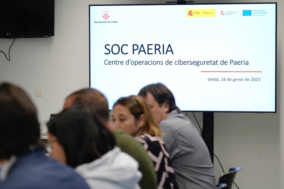 MiquelPueyo's tweet photo. 🔝Aquest és el primer SOC implantat en català. Amb ell, s'analitzaran 182 servidors, 28 fonts, 62 servidors web i 28 barreres que milloraran la seguretat dels servidors de la @paerialleida, amb diferents actuacions de ciberseguretat, eines de vigilància i plans de gestió. https://t.co/ALLsFadgcN