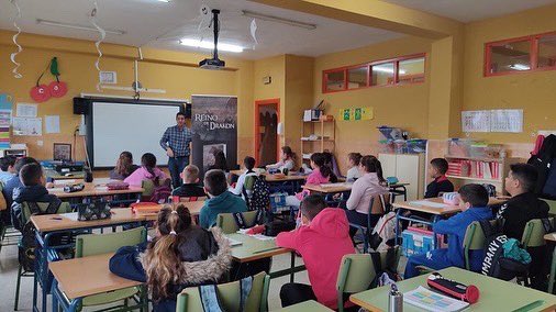 ReinodeDrakon's tweet photo. El miércoles 12 tuvimos la oportunidad de disfrutar de las aventuras de clara y Andrés en el maravilloso Reino de Drakon en el colegio Juan Sebastián el Cano de Algeciras. 
Preguntas y más preguntas divertidas sobre el libro. https://t.co/P0J3rnEseL