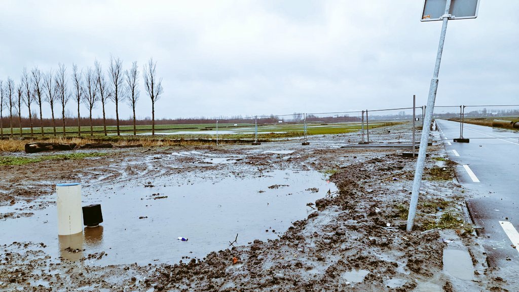 Voedselpark020's tweet photo. @peerderijk Modderactie is te herhalen bij strijd, om #Lutkemeerpolder te redden.
Laatste vruchtbare grond van Amsterdam. Laatste locatie waar stadslandbouw mogelijk is. Rest Amsterdam is veengrond, is ongeschikt.
#StopdeVerdozing #circulairfoodsystem
@Eefchjen
@milieudefensie @NLRebellion https://t.co/lHQ2mAp1pk