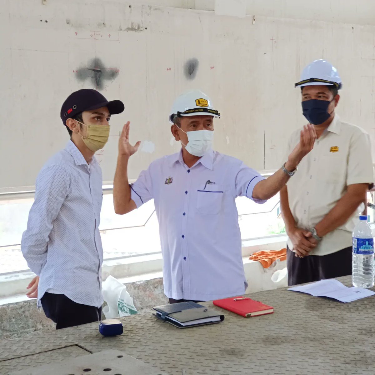 JKRMelaka's tweet photo. Pengarah Kerja Raya Melaka, Datuk Ir. Ismail bin Abd Rahman membuat lawatan dan pemeriksaan di tapak projek bagi melihat tahap kemajuan kerja dan isu-isu di tapak projek Kerja-kerja Menaiktaraf Dan Penggantian Sistem Lif Di Hospital Melaka.

#MelakaRESPONSIVE 
#JasaKepadaRakyat https://t.co/SO8AdzA9vO