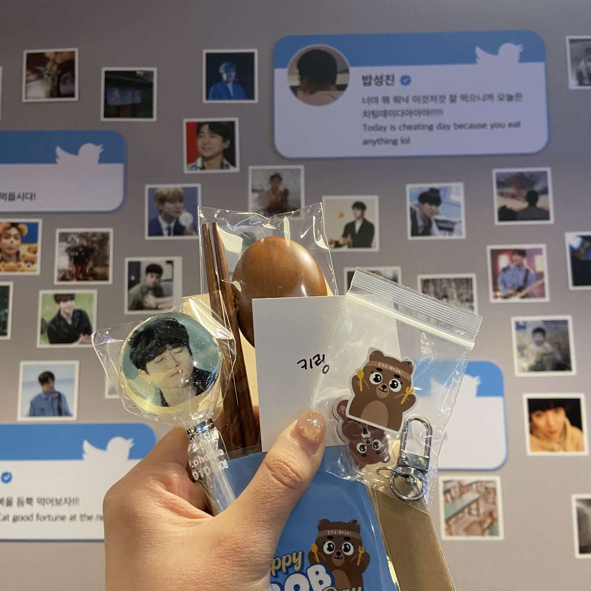 왜요? 제가 랜덤특전 키링 받은 사람으로 보이세요?? 키링도 너무 귀엽고 수저도 진짜 대애애만족‼️👍🏻 도시락도 너무 맛있었어요! 자취 인생에 집밥 같은 든든함이랄까~~💓 생카 열어주신 선생님의 떵딘을 향한 따스한 마음 너무 느끼고 왔어요☺️

#오늘은_밥성찐이야
#HAPPY_BOB_DAY