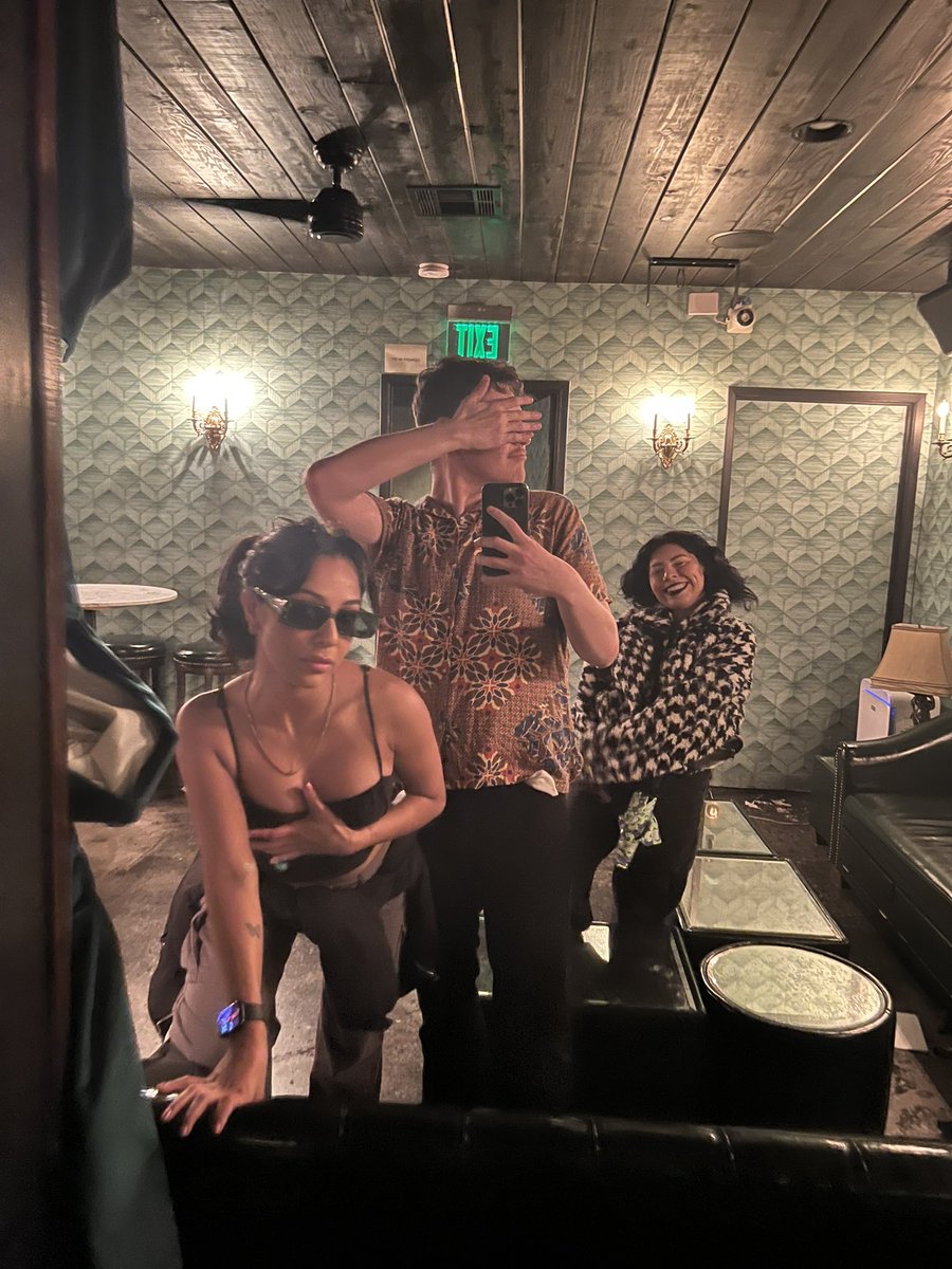 queenn_faith's tweet photo. I feel bad for our Uber drivers https://t.co/WOOqsrJwat