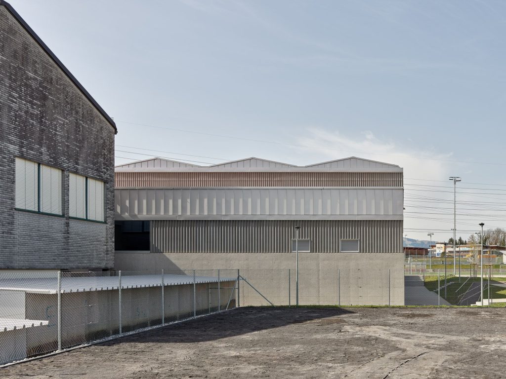 raiarchzzines's tweet photo. #Enzmann Fischer https://t.co/80RA6K0Iz4 | posted by afasia | daily entries on contemporary art and architecture #
Sporthalle und Sportanlagen . Eschenbach Enzmann Fischer Partner . photos: © Philip Heckhausen Official pictures of Eschenbach. After five years of planning and p… https://t.co/EWcx9Q7aZv