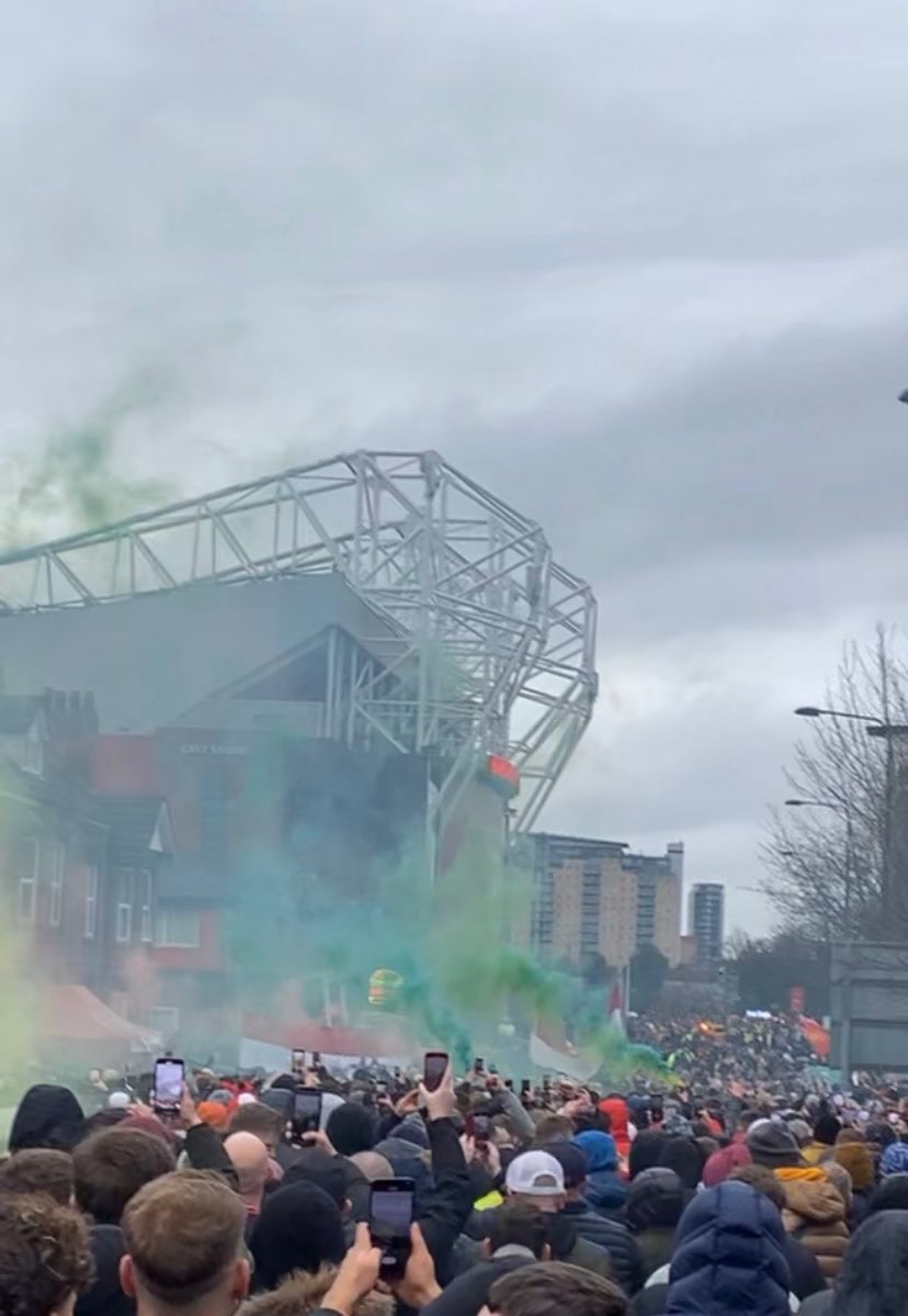 MUFC_redarmy99's tweet photo. This was our Glazer protest on Saturday, which came after 8 consecutive wins. https://t.co/aKTOeA28ul