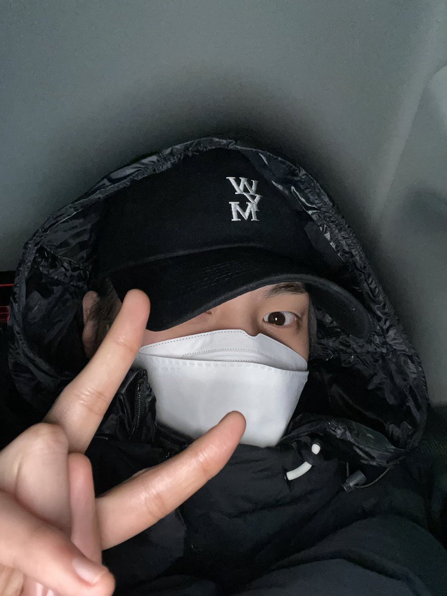 운동 10분 먼저 가는거 별 일 아닐 수도 있는데 나는 저거 보자마자 민혁이 어머님이 보컬학원 선생님한테 민혁이 늘 수업 전에 30분 먼저 도착해서 목 풀고 수업 준비하고 기다리고 있는 애라고 성실하니까 지켜봐달라고 한거 듣고 가수의 꿈 응원해주기로 하셨다는 얘기 생각나서 기특의 눈물이가 남
