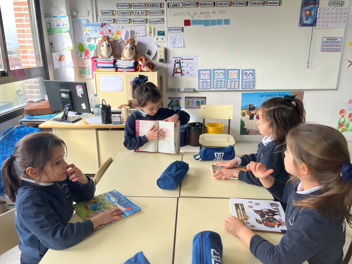 HElEncinar's tweet photo. 📚 Desarrollamos la oratoria.

Cada alumna de 1º Primaria presenta a su equipo el libro leído. Entre todas elegirán el que más les gustó. https://t.co/OX7Bnj8AGz