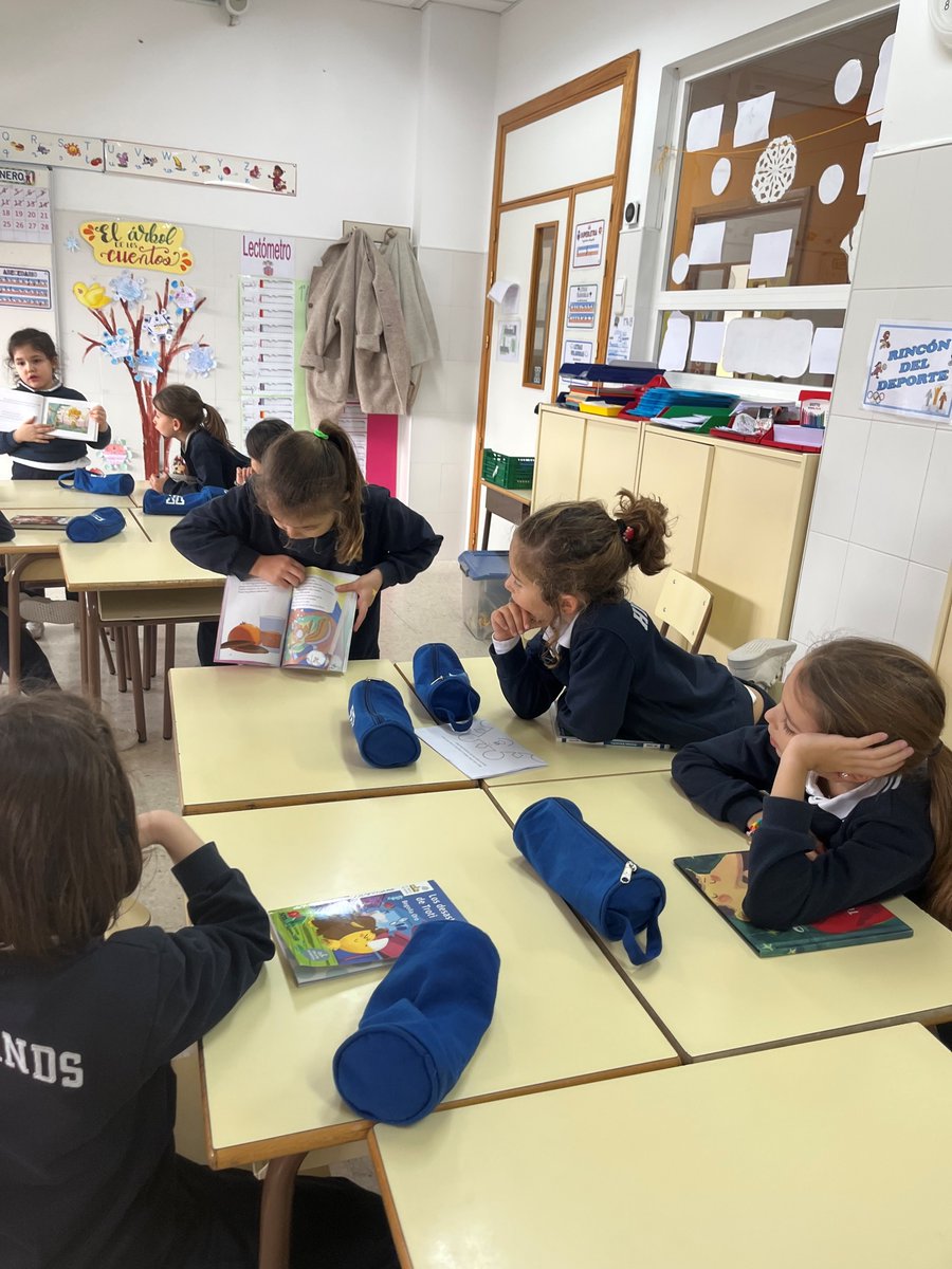 HElEncinar's tweet photo. 📚 Desarrollamos la oratoria.

Cada alumna de 1º Primaria presenta a su equipo el libro leído. Entre todas elegirán el que más les gustó. https://t.co/OX7Bnj8AGz