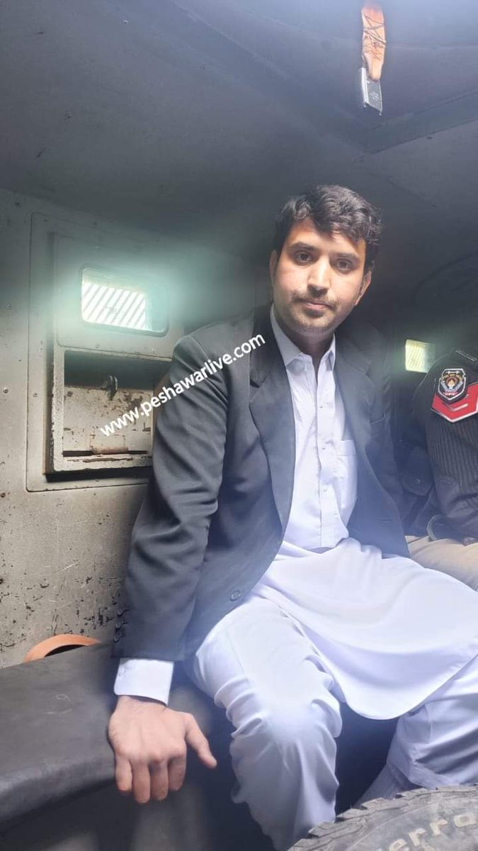 SheikhD46665885's tweet photo. ملزم عدنان جس نے سینئر وکیل لطيف آفریدی کو شہید کر دیا
https://t.co/ChJjMTZIO4 https://t.co/ZHBONbApC6