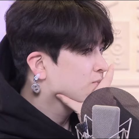 Nannymistra's tweet photo. เมื่อฟค.บอกอยากเห็นพี่ชเวใส่ต่างหู55555555555 เคเลย 🤣🤣🤣🤣

#JJPxYJBestFriend 
Always And Forever GOT7 #9YearsStillAliveGOT7 https://t.co/w2lSof2MBK