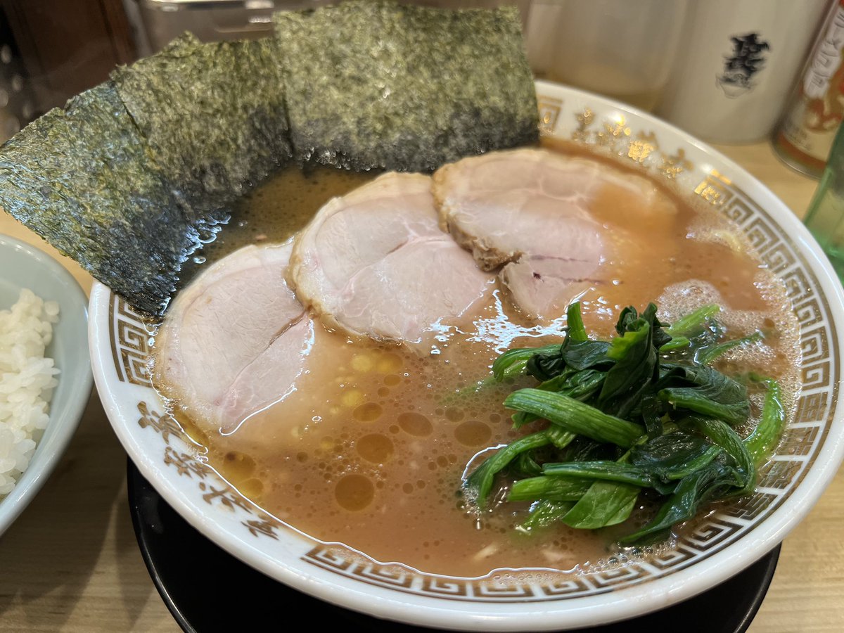 初の裏武蔵家。油が美味しいんだろうな😆。チャーシューも肉厚。学生さんがいっぱい。金の器狙ってみるかな💦