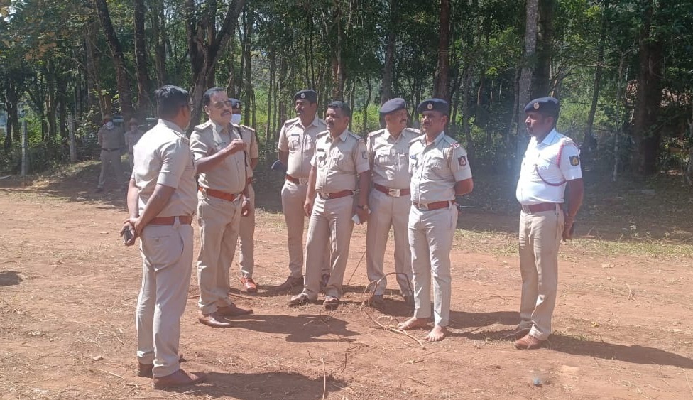 chnpolice's tweet photo. ಈ ದಿನ ಚಾಮರಾಜನಗರ ಜಿಲ್ಲೆಯ ಶ್ರೀ ಬಿಳಿಗಿರಿ ರಂಗನ ಬೆಟ್ಟದಲ್ಲಿ ಜರುಗಿದ " ಚಿಕ್ಕಜಾತ್ರೆ ರಥೋತ್ಸವ” ಸಂಬಂಧ ದೇವಾಸ್ಥಾನಕ್ಕೆ ಭೇಟಿ ನೀಡಿ ಬಂದೋಬಸ್ತ್ ಬಗ್ಗೆ ಪರಿಶೀಲನೆ ಮಾಡಿ ಅಧಿಕಾರಿಗಳಿಗೆ ಸೂಕ್ತ ಸಲಹೆ ಸೂಚನೆಗಳನ್ನು ನೀಡಲಾಯಿತು. #TPShivakumarIPS #SPchamarajanagar https://t.co/Gj838Y31IB