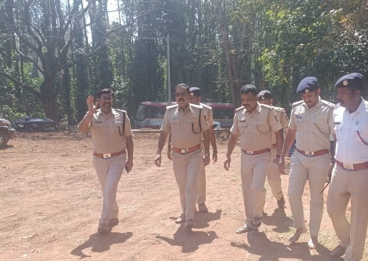 chnpolice's tweet photo. ಈ ದಿನ ಚಾಮರಾಜನಗರ ಜಿಲ್ಲೆಯ ಶ್ರೀ ಬಿಳಿಗಿರಿ ರಂಗನ ಬೆಟ್ಟದಲ್ಲಿ ಜರುಗಿದ " ಚಿಕ್ಕಜಾತ್ರೆ ರಥೋತ್ಸವ” ಸಂಬಂಧ ದೇವಾಸ್ಥಾನಕ್ಕೆ ಭೇಟಿ ನೀಡಿ ಬಂದೋಬಸ್ತ್ ಬಗ್ಗೆ ಪರಿಶೀಲನೆ ಮಾಡಿ ಅಧಿಕಾರಿಗಳಿಗೆ ಸೂಕ್ತ ಸಲಹೆ ಸೂಚನೆಗಳನ್ನು ನೀಡಲಾಯಿತು. #TPShivakumarIPS #SPchamarajanagar https://t.co/Gj838Y31IB