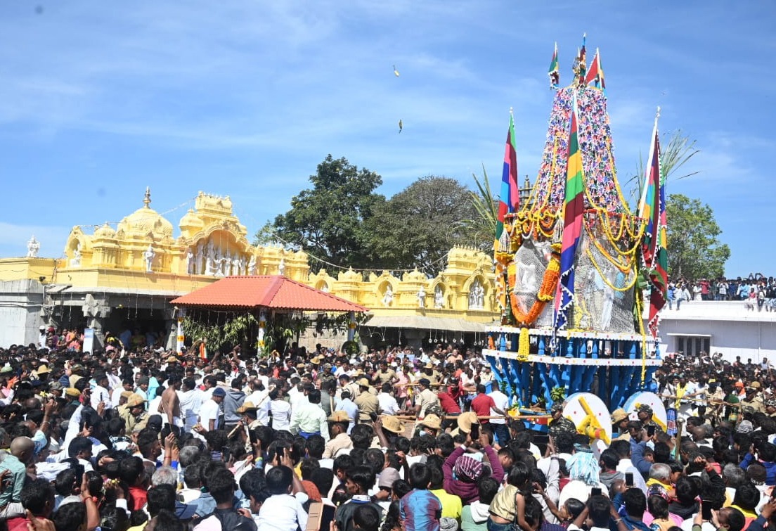 chnpolice's tweet photo. ಈ ದಿನ ಚಾಮರಾಜನಗರ ಜಿಲ್ಲೆಯ ಶ್ರೀ ಬಿಳಿಗಿರಿ ರಂಗನ ಬೆಟ್ಟದಲ್ಲಿ ಜರುಗಿದ " ಚಿಕ್ಕಜಾತ್ರೆ ರಥೋತ್ಸವ” ಸಂಬಂಧ ದೇವಾಸ್ಥಾನಕ್ಕೆ ಭೇಟಿ ನೀಡಿ ಬಂದೋಬಸ್ತ್ ಬಗ್ಗೆ ಪರಿಶೀಲನೆ ಮಾಡಿ ಅಧಿಕಾರಿಗಳಿಗೆ ಸೂಕ್ತ ಸಲಹೆ ಸೂಚನೆಗಳನ್ನು ನೀಡಲಾಯಿತು. #TPShivakumarIPS #SPchamarajanagar https://t.co/Gj838Y31IB