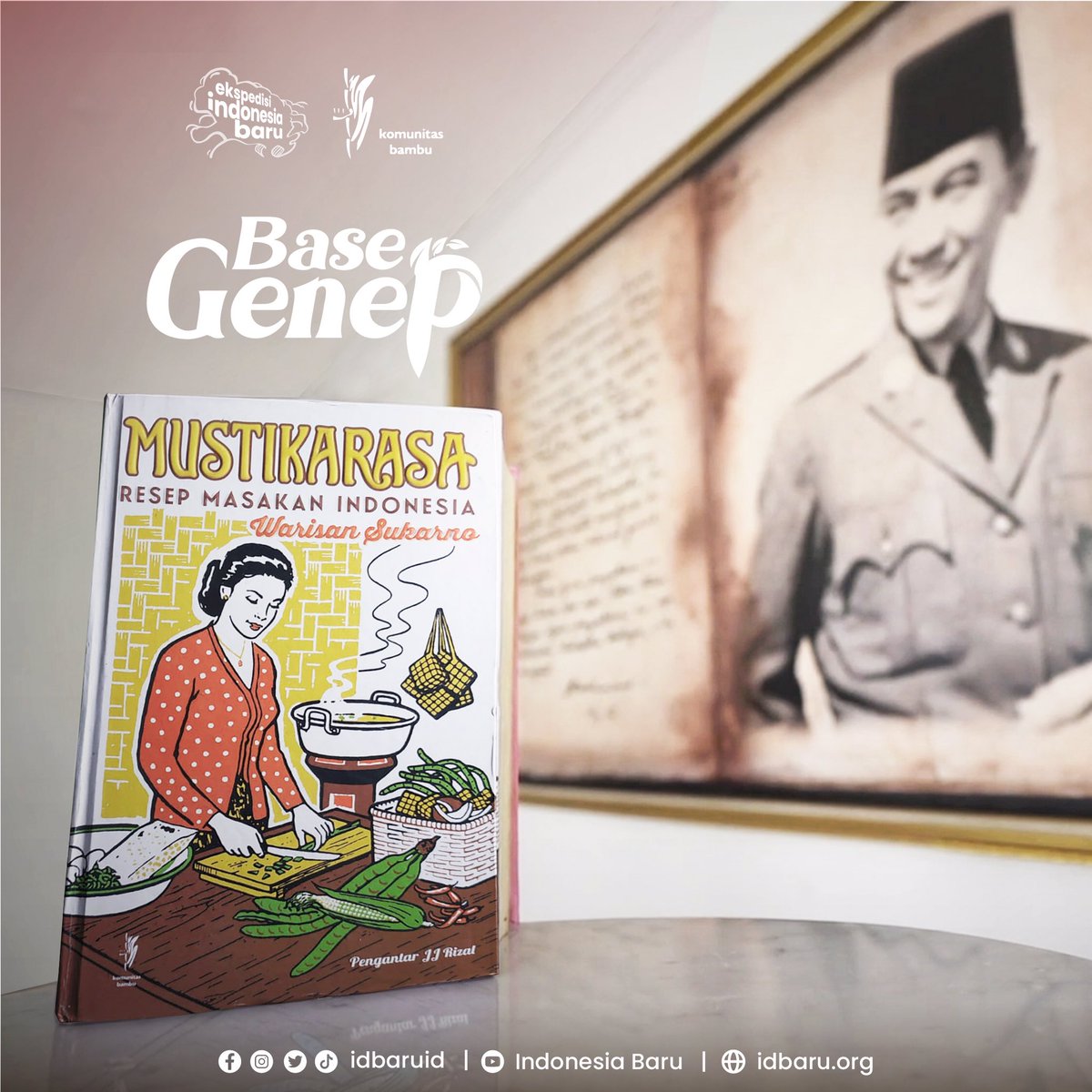 idbaruid's tweet photo. Bung Karno selama menjadi presiden pertama RI ternyata tak hanya meninggalkan warisan monumen, patung megah, hingga lukisan. Beliau juga meninggalkan warisan berupa buku resep masakan nusantara berjudul Mustikarasa yang diterbitkan pada 1967.
#BaseGenep #Mustikarasa #idbaruid https://t.co/ZDQgJGxbEX