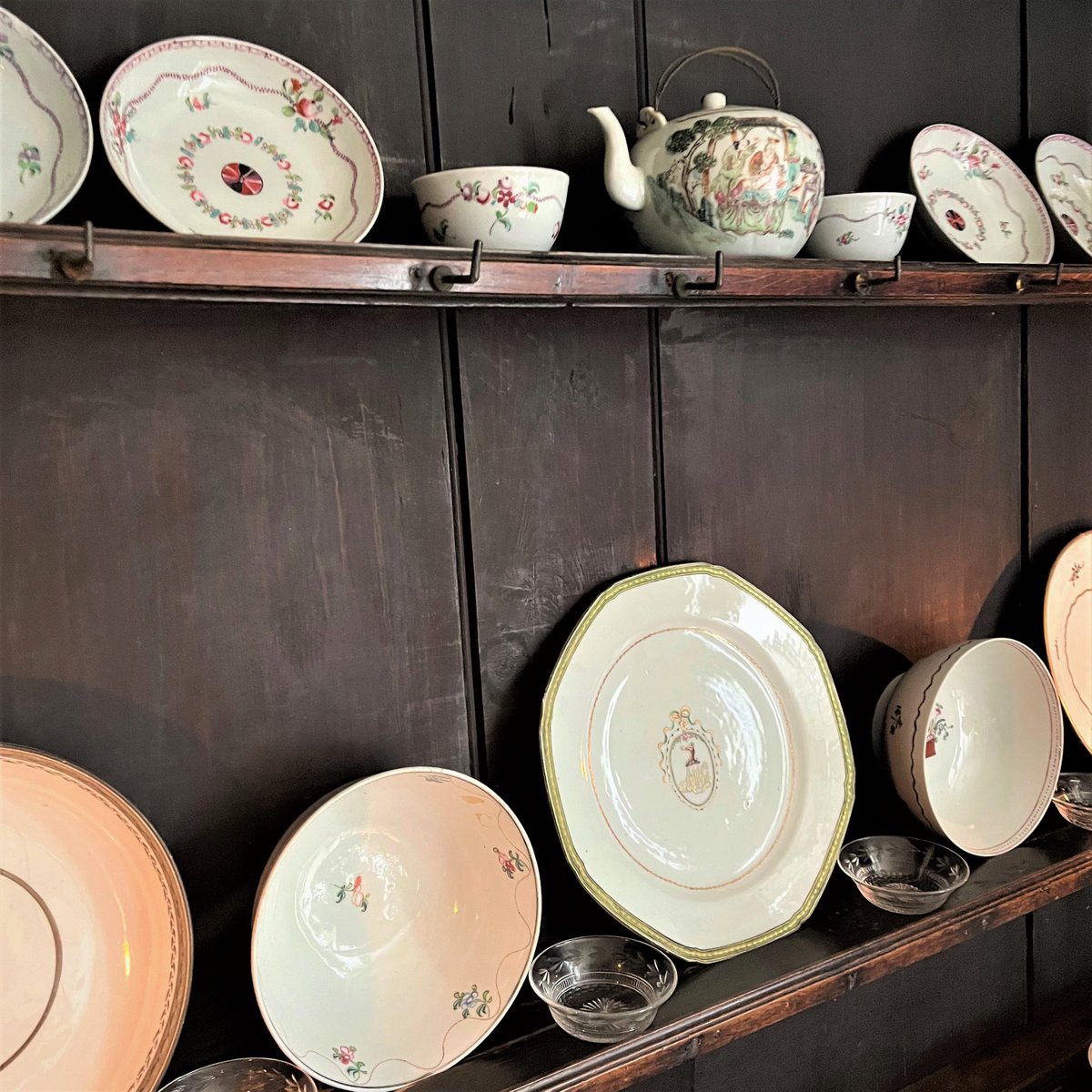 BellmansAuc's tweet photo. #Bellmans is delighted to offer Lot 1219, a collection of 18th century New Hall #porcelain #teawares, European #Ceramics #auction, 19 January, as part of The Waterhouse Collection.
Images styled by Bellmans' Auctioneer and Valuer @harrison.goldman https://t.co/Jsae8leqtl