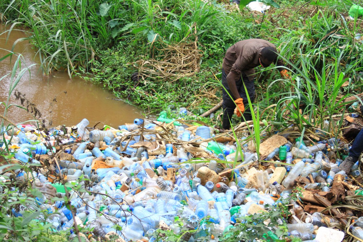 benogeh's tweet photo. When we see discarded plastic bags, bottles, or food packages,we can relate our own use of the same objects to potential consequences. Objects therefore make plastic politics tangible in ways that complex life cycle analyses can't do. @PlasticCleanic @JamesWakibia @IUCN_Plastics https://t.co/yNKkuDuAmK