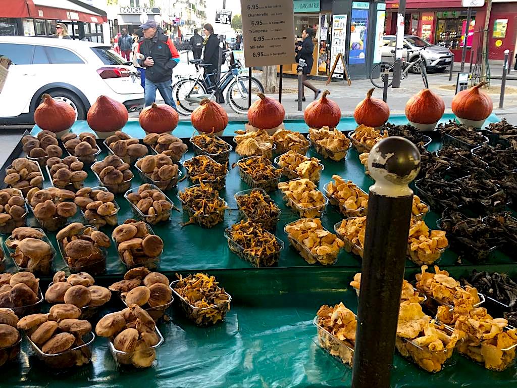 focusonparis's tweet photo. Mushroom Monday: 4 varieties of #mushrooms cover a market stall #montmartre #fooding #marketsofparis https://t.co/fVjudwvnHj https://t.co/Gt8ugzxB7I